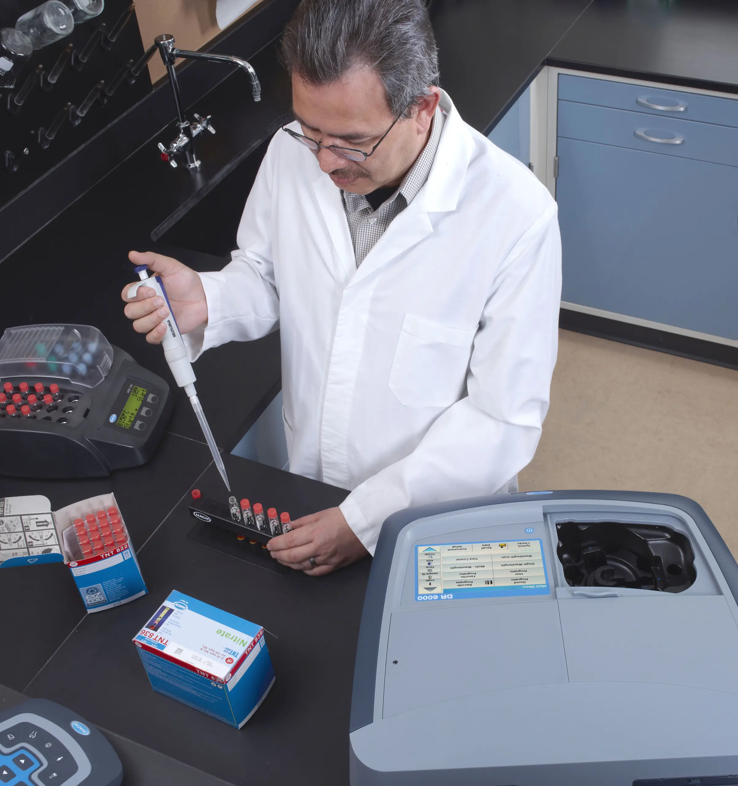 Hach DR6000 UV-VIS Spectrophotometer - Image 4