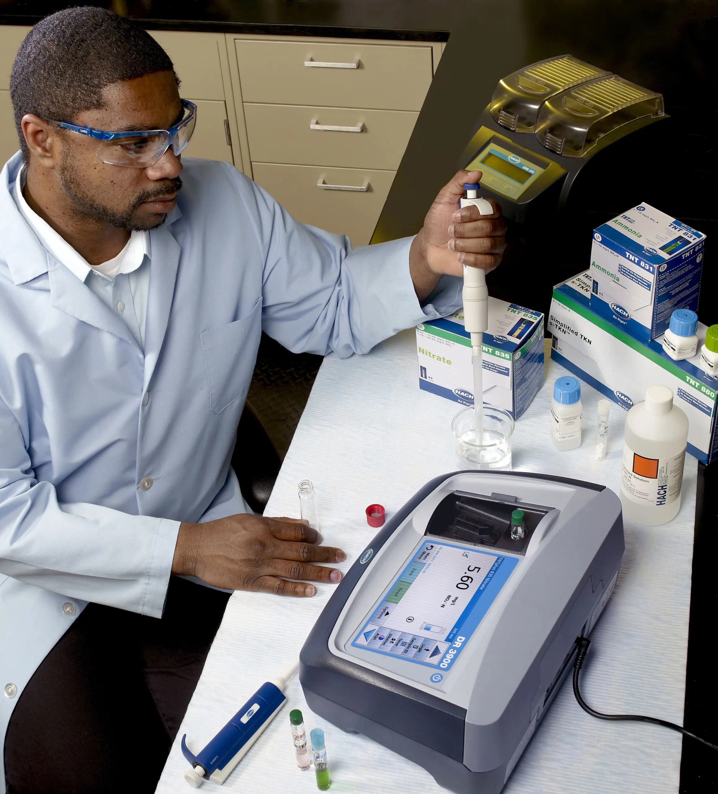 Hach DR6000 UV-VIS Spectrophotometer - Image 5