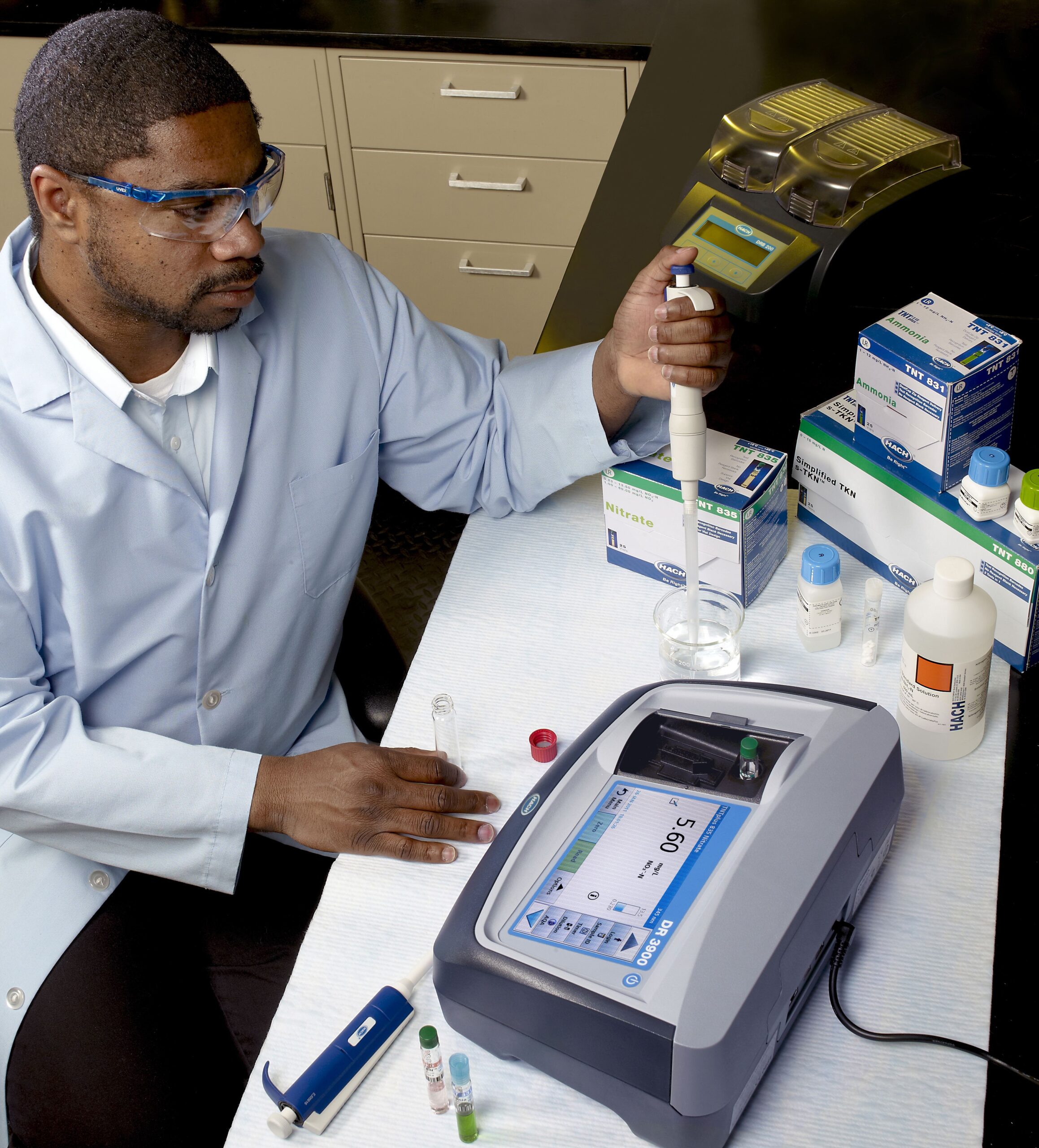 Hach DR6000 UV-VIS Spectrophotometer - Image 5
